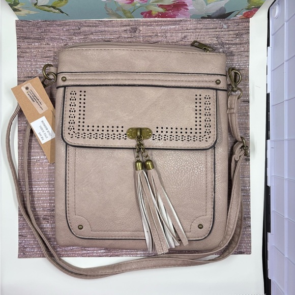 Revive Vintage Vegan shoulder bag mushroom color , pocket in front tassel & snap - Picture 3 of 4